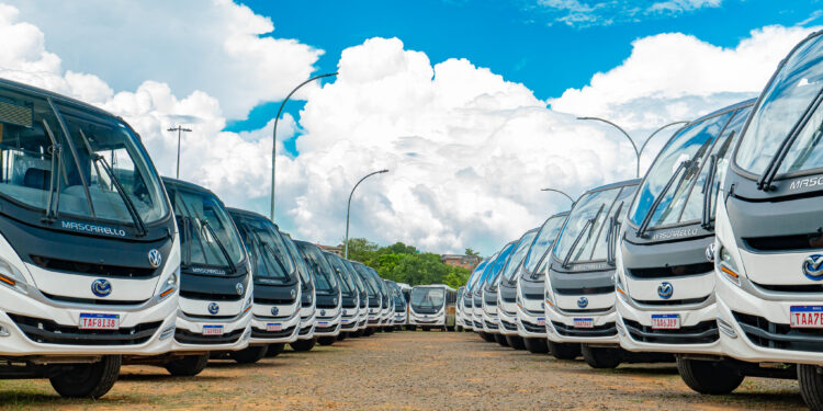 Prefeitura de Jaru inicia ano letivo de 2025 com frota nova para transporte escolar