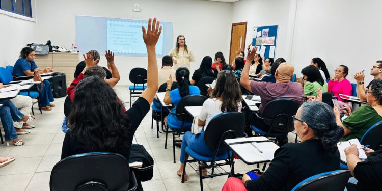 Prefeitura de Jaru capacita mais de 400 profissionais da educação para o ano letivo de 2025; aulas começam na próxima segunda-feira, 10