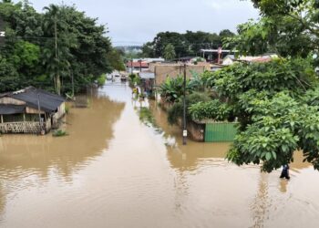 Equipes de plantão da Prefeitura de Jaru prestam apoio para retirada de famílias atingidas pelos alagamentos no entorno do Rio Jaru