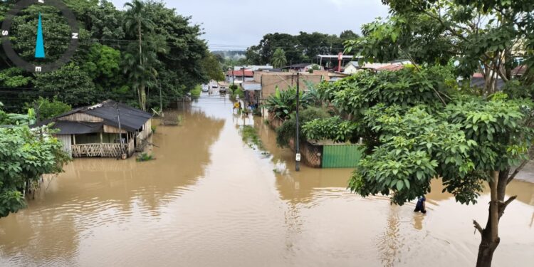 Equipes de plantão da Prefeitura de Jaru prestam apoio para retirada de famílias atingidas pelos alagamentos no entorno do Rio Jaru