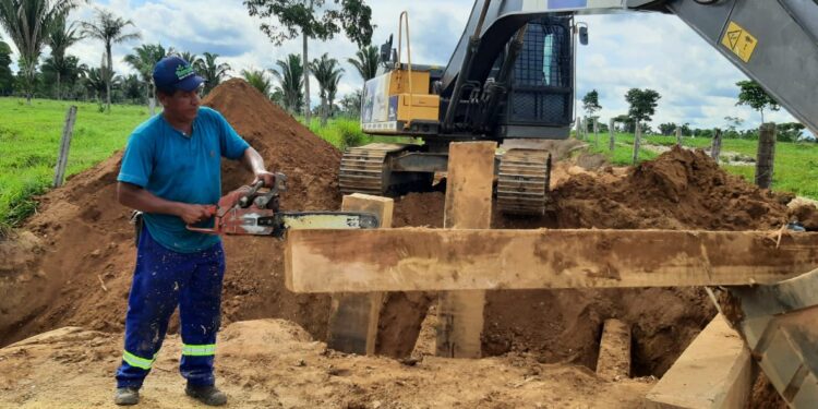Prefeitura de Jaru realiza recuperação de pontes na região de Tarilândia