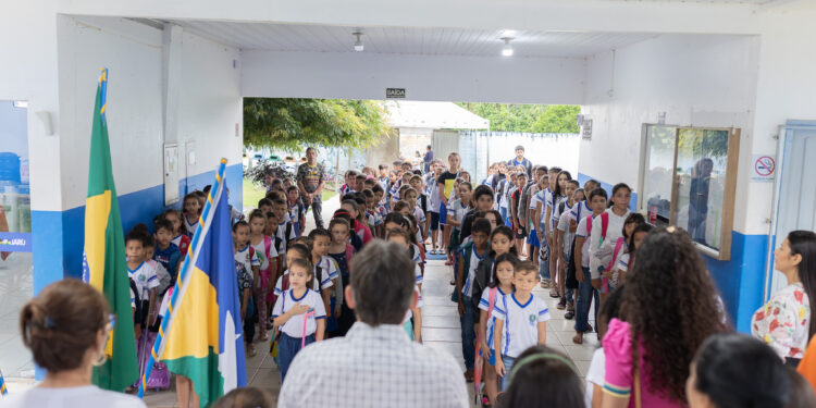 Execução dos Hinos Nacional, de Rondônia e Jaru é inserido na rotina de estudantes das escolas públicas e particulares em Jaru