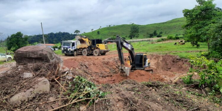 Prefeitura de Jaru realiza substituição de Tubo Armco na Linha 634 no distrito de Tarilândia