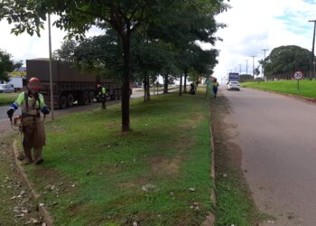 Prefeitura de Jaru realiza limpeza e manutenção de canteiros centrais da BR 364