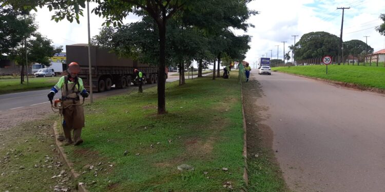 Prefeitura de Jaru realiza limpeza e manutenção de canteiros centrais da BR 364
