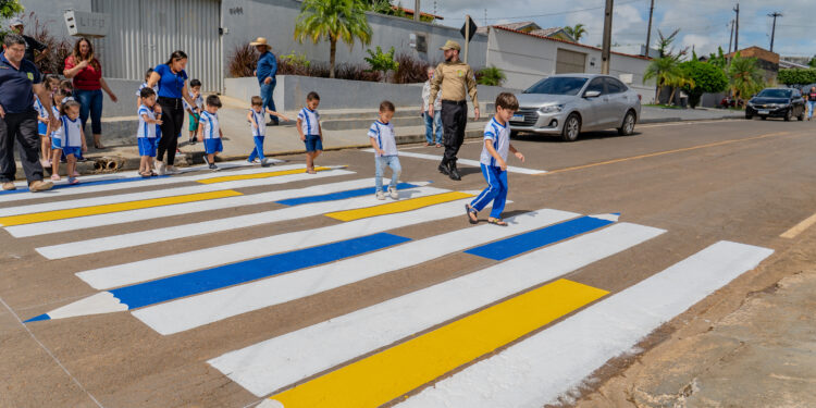 Prefeitura de Jaru adota modelo de faixas de pedestre lúdicas em frente às escolas