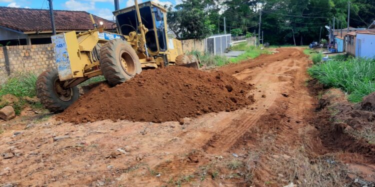 Prefeitura de Jaru realiza obras de manutenção e recuperação de ruas no perímetro urbano; ação acontece no setor 06 e Jardim dos Estados