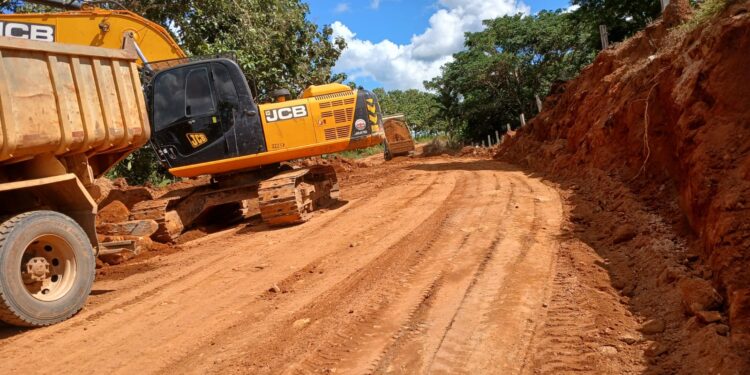 Prefeitura de Jaru realiza rebaixamento de morro e drenagem na Linha 615
