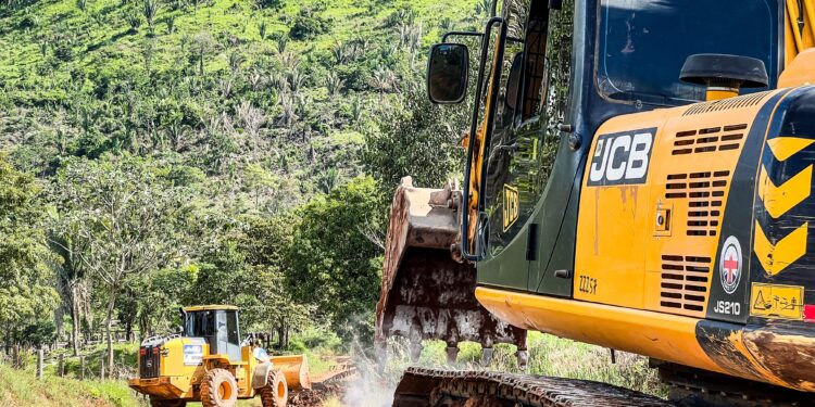 Prefeitura de Jaru continua com obras de rebaixamento de morros, retirada de curvas e patrolamento de estradas na Linha 615