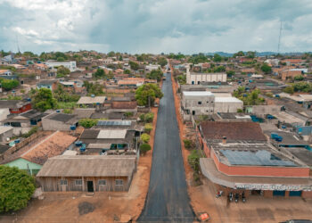 Asfalta Jaru: Moradores da Rua Frei Caneca no setor 07 comemoram a chegada do asfalto novo; obras são executadas pela Prefeitura de Jaru em parceria com o Deputado Estadual Dr. Luís do Hospital