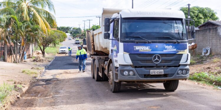 Prefeitura de Jaru realiza manutenção de ruas pavimentadas no bairro Jardim dos Estados