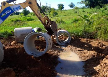 Prefeitura de Jaru realiza manutenção de bueiros em três trechos da Linha 619