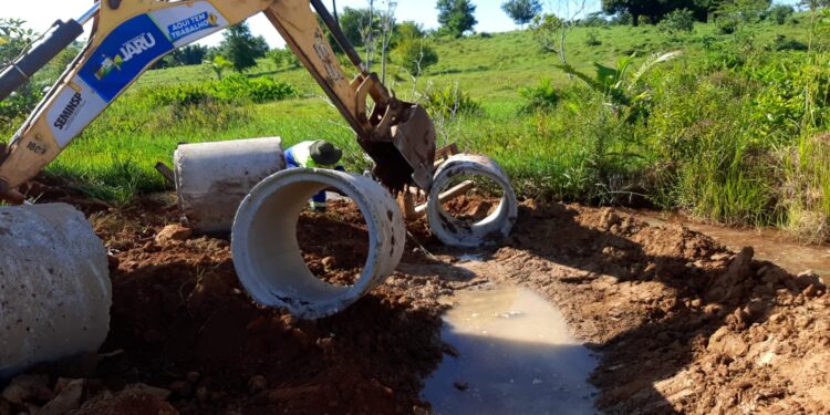 Prefeitura de Jaru realiza manutenção de bueiros em três trechos da Linha 619