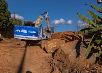 Prefeitura de Jaru realiza remoção de pedras e rebaixamento de morro na Rua Francisco Pantoja; serviço faz parte do processo de pavimentação da via