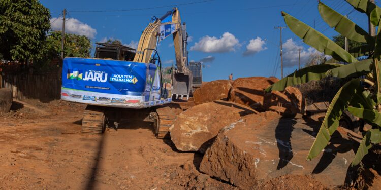 Prefeitura de Jaru realiza remoção de pedras e rebaixamento de morro na Rua Francisco Pantoja; serviço faz parte do processo de pavimentação da via