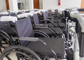 Prefeitura de Jaru recebe 200 cadeiras de rodas e de banho; equipamentos foram adquiridos com recursos destinados pelo deputado estadual Dr. Luís do Hospital
