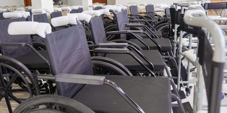 Prefeitura de Jaru recebe 200 cadeiras de rodas e de banho; equipamentos foram adquiridos com recursos destinados pelo deputado estadual Dr. Luís do Hospital