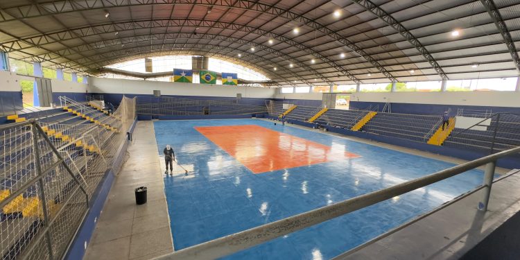 Prefeitura de Jaru realiza pintura e demarcação da quadra do ginásio Sebastião Mesquita; local será sede da Copa Jaru de Futsal