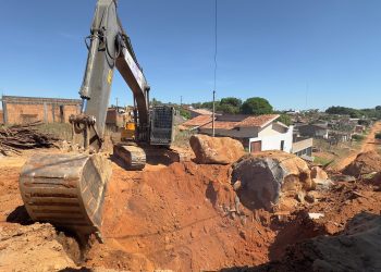 Prefeitura de Jaru realiza remoção de pedra e alargamento de pista na Rua Frei Caneca, no setor 07