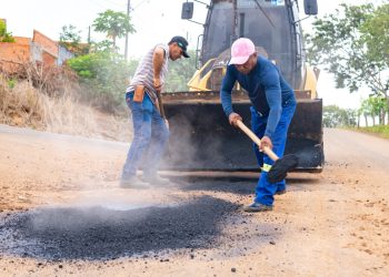 Prefeitura de Jaru realiza manutenção da pavimentação asfáltica na Linha 627 e no Residencial Jardim Europa