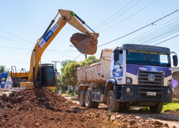 Prefeitura de Jaru realiza serviço para resolver acúmulo de água em trecho da rua Santos Dumont