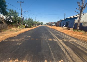 Prefeitura de Jaru conclui obras de recuperação em trecho da rua Santos Dumont, no bairro Jardim dos Estados; via foi contemplada com asfalto novo