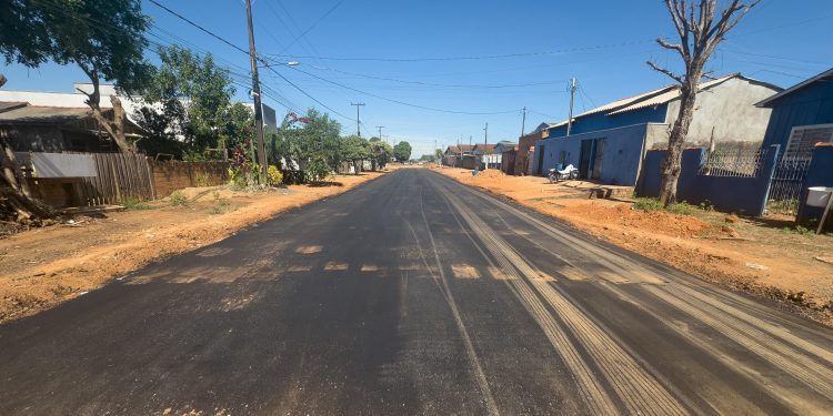 Prefeitura de Jaru conclui obras de recuperação em trecho da rua Santos Dumont, no bairro Jardim dos Estados; via foi contemplada com asfalto novo
