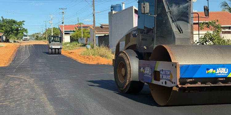 Prefeitura de Jaru conclui asfaltamento em trecho da rua Francisco Pantoja, no setor 06