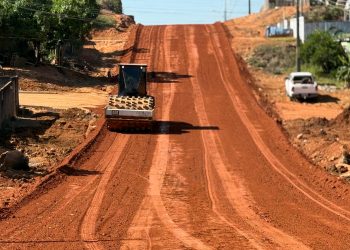 Asfaltamento da rua Francisco Pantoja, no Setor 06, avança para novo trecho