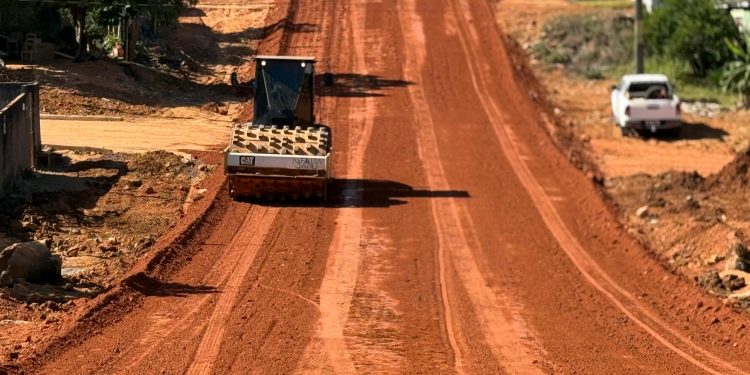 Asfaltamento da rua Francisco Pantoja, no Setor 06, avança para novo trecho