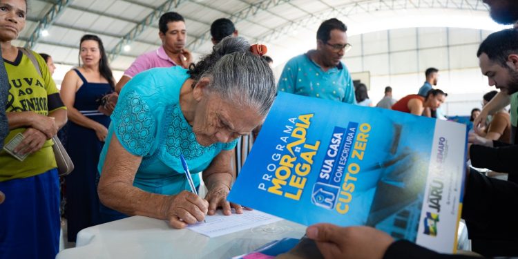 Regularização Fundiária: Prefeitura de Jaru entrega quase 100 títulos urbanos para moradores de Tarilândia