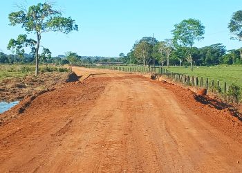 Prefeitura de Jaru realiza aterro e elevação de nível em trecho da Linha 632, e resolve problema antigo de alagamento