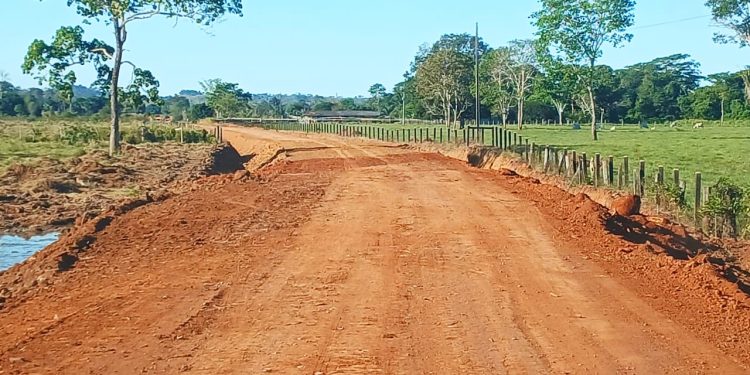 Prefeitura de Jaru realiza aterro e elevação de nível em trecho da Linha 632, e resolve problema antigo de alagamento