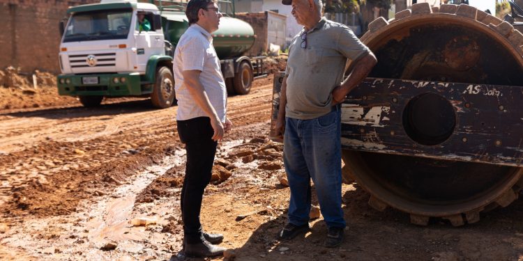 Prefeitura de Jaru avança no projeto de pavimentação asfáltica no município; equipes trabalham na Rua Anita Garibaldi entre Francisco Pantoja e Rio Grande do Norte, no setor 06