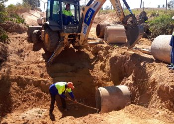 Prefeitura de Jaru realiza manutenção da rede de drenagem na Linha 614