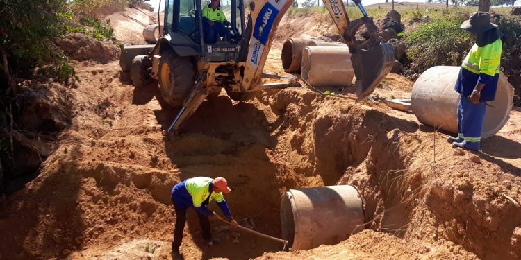 Prefeitura de Jaru realiza manutenção da rede de drenagem na Linha 614