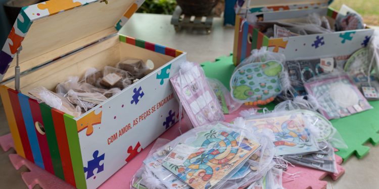 Educação Infantil: Prefeitura de Jaru entrega kit de jogos pedagógicos para a escola Clube de Mães