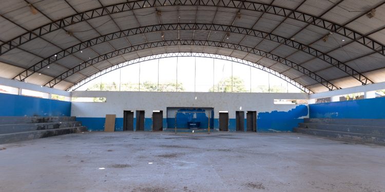 Prefeitura realiza reforma das quadras do Setor 04 e da escola Maria de Lourdes, no Setor 07