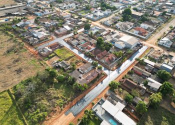 O asfalto chegou: Obras de pavimentação da Prefeitura de Jaru beneficiam moradores das ruas Raimundo Cantanhede, Mato Grosso, Piauí e João Cavasin no setor 02