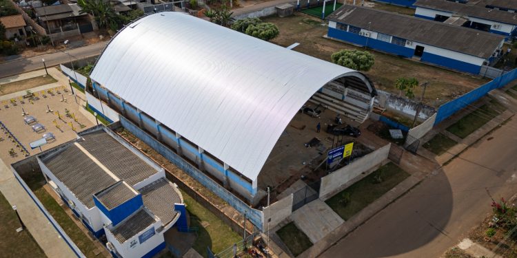 Obras de reforma da Quadra Poliesportiva da Escola Menézio de Victo chegam à etapa de acabamento