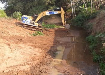 Prefeitura de Jaru realiza limpeza de canais no Setor 03