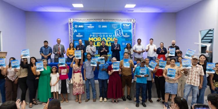Moradia Legal: Prefeitura de Jaru entrega mais 134 títulos urbanos para moradores de Jaru