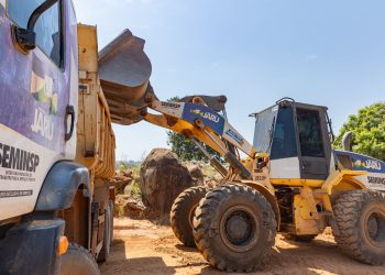Prefeitura de Jaru remove pedras da rua Nilton de Oliveira, no Setor 04