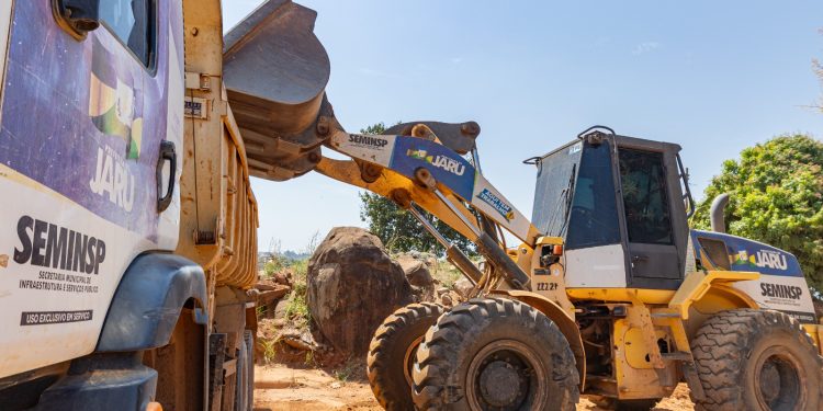 Prefeitura de Jaru remove pedras da rua Nilton de Oliveira, no Setor 04