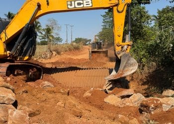 Prefeitura de Jaru substitui mais uma ponte de madeira por tubo Armco na Linha 619