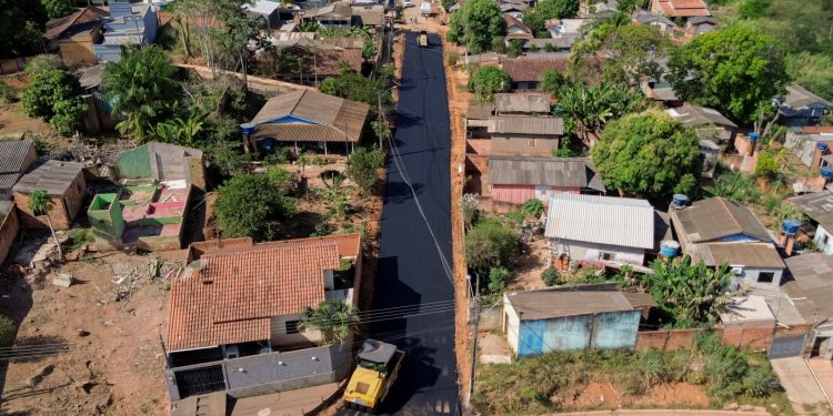 Prefeitura de Jaru asfalta dois trechos da Rua Goiás, no Setor 07