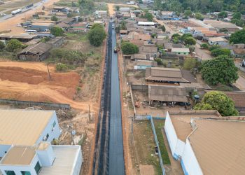 Prefeitura de Jaru asfalta ruas Tom Jobim e Alberto Santos Dumont, no bairro Jardim Novo Estado