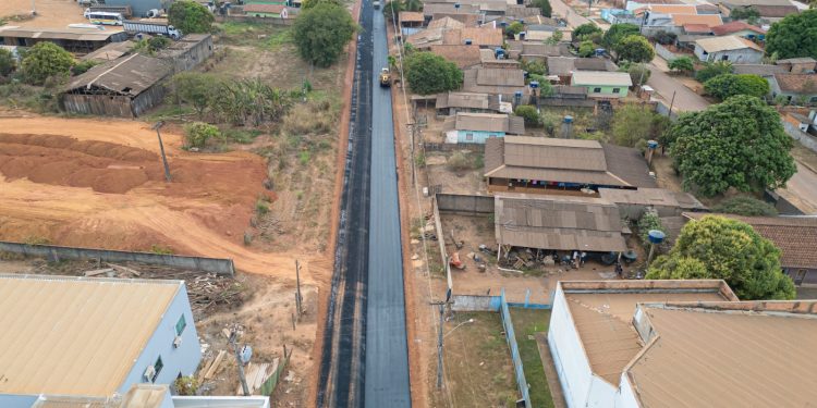 Prefeitura de Jaru asfalta ruas Tom Jobim e Alberto Santos Dumont, no bairro Jardim Novo Estado