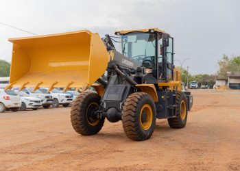 Maquinário novo! Prefeitura de Jaru entrega pá carregadeira; veículo foi adquirido por meio de emenda do senador Confúcio Moura