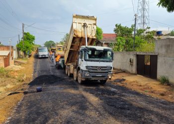 Parceria da Prefeitura de Jaru com os deputados Lúcio Mosquini e Dr. Luís do Hospital leva asfalto a quatro bairros diferentes